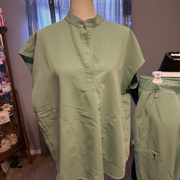 Women's Green Pants & Top Scrub top - Picture 2 of 11